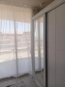 una porta di vetro in una stanza con una grande finestra di Il monte galala -Ain El Sokhna a Ain Sokhna