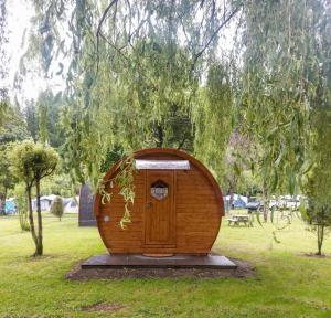 una pequeña casa hobbit de madera en un parque en Ashley Gorge Holiday Park, en Oxford