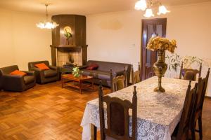 salon ze stołem i kanapą w obiekcie Golden House guesthouse w mieście Cochabamba