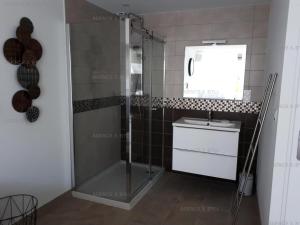 ein Bad mit einer Dusche und einem Waschbecken in der Unterkunft Résidence Héliopolis Bâtiment D - Appartements pour 2 Personnes 584 - Naturiste in Cap d'Agde