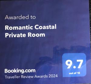 un cartel que lee premiado a una romántica habitación privada costera en Romantic Coastal Private Room en Oxnard