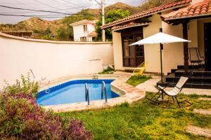 een zwembad in de tuin van een huis bij Golden House guesthouse in Cochabamba
