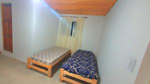 Cette chambre comprend un lit et un tabouret. dans l'établissement Casa Santa Clara, à Santa Clara del Mar