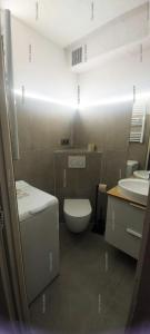 een badkamer met een toilet en een wastafel bij Résidence Héliovillage - Maisons & Villas pour 4 Personnes 944 - Naturiste in Cap d'Agde