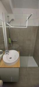 een badkamer met een wastafel en een douche bij Résidence Héliovillage - Maisons & Villas pour 4 Personnes 944 - Naturiste in Cap d'Agde