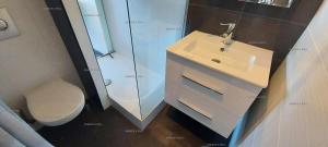łazienka z umywalką, prysznicem i toaletą w obiekcie Résidence Port Venus - Studio 2 pers. - Port Vénus MAE-4334 w Cap d'Agde