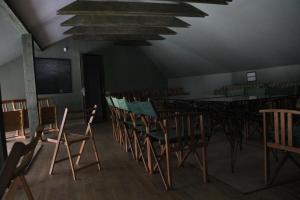 a room with a bunch of chairs and a table at Chill Inn in Bernāti