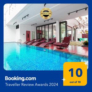 峴港的住宿－Da Nang Beach Villa，一座建筑物内的游泳池,上面有读旅行评审奖的标志