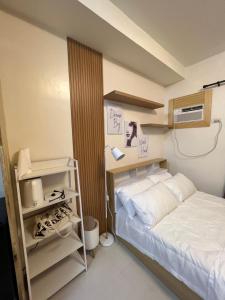 una camera con letto e mensola con scarpe di Kristinas Homestay- Cozy Resort Vibe Condotel a Cebu City