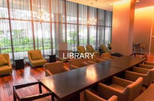 Regalia Exclusive Hostel في كوالالمبور: قاعة اجتماعات مع طاولة وكراسي كبيرة