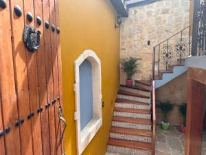 einen Flur mit Holztür und Treppe in der Unterkunft Casa Moline Blue in Bogotá