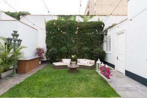 Taman di luar Casa Cáceres