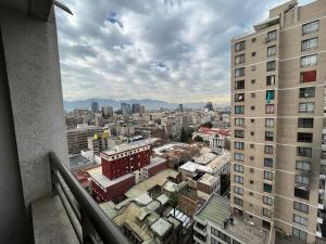 desde el balcón de un edificio con vistas a la ciudad en Amoblados Chilerent Mor, en Santiago