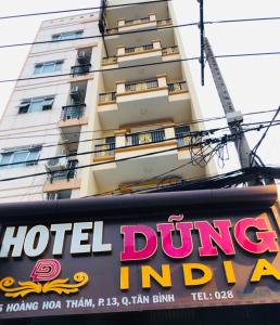 un letrero para una zona de comedor del hotel frente a un edificio en Dũng India Hotel, en Ho Chi Minh