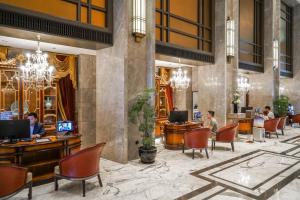 TV a/nebo společenská místnost v ubytování The St. Regis Shanghai Jingan