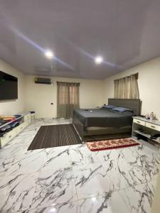 コーン諸島にあるCasa Vacacional Kiamaのベッドとテレビ付きの部屋、大理石フロアの部屋