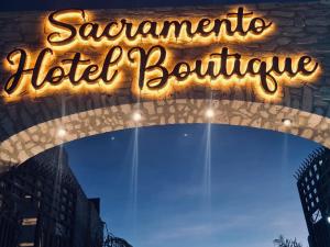Hotel Boutique Sacramento في برنال: علامة نيون تقرأ فندق saphanatra بوتيك