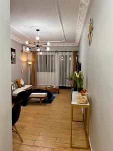 Zimmer mit 2 Betten und einem Wohnzimmer in der Unterkunft Residence Ethan Nji - Tropical Paradise in Jaunde
