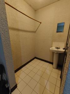 La salle de bains est pourvue de toilettes et d'un lavabo. dans l'établissement Hotel Chinesca, à Mexicali