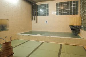 Habitación con baño con bañera. en 信州善光寺 薬王院, en Nagano