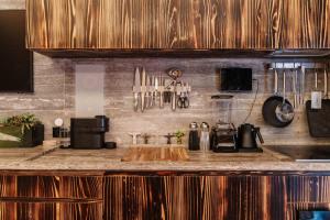 cocina con encimera y fregadero en OBO Casa • Modern Lux Design Loft • Ipanema Beach, en Río de Janeiro