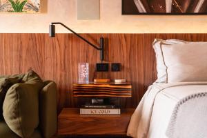 1 dormitorio con 1 cama y 1 mesa con lámpara en OBO Casa • Modern Lux Design Loft • Ipanema Beach, en Río de Janeiro