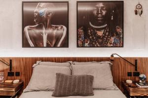1 dormitorio con 3 cuadros en la pared sobre una cama en OBO Casa • Modern Lux Design Loft • Ipanema Beach, en Río de Janeiro