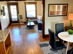 uma sala de estar com um sofá e uma mesa em The House Hotels- Thoreau Upper - Lakewood - 10 Minutes to Downtown Attractions em Lakewood