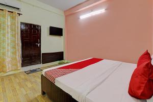 - une chambre avec un lit et une fenêtre avec une porte dans l'établissement OYO Flagship Relax Stay In, à Lucknow