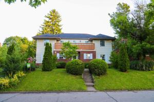 una casa con cespugli nel cortile anteriore di Susan's Villa a Niagara Falls