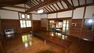 湯元にあるTabino Camping Base Akiu Tree House - Vacation STAY 23966vの広い客室で、中央にベンチが付いています。