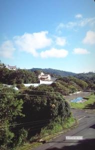 a house on top of a hill with a street at Apart Grécia l Aconchego nas Montanhas l Águas de Lindóia in Águas de Lindoia