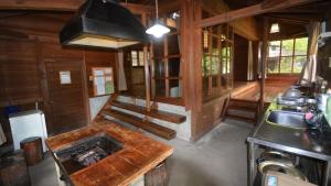 Yumoto的住宿－Tabino Camping Base Akiu Tree House - Vacation STAY 23967v，小屋内的厨房配有柜台和水槽