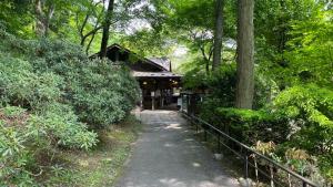 un camino que conduce a un edificio en el bosque en Tabino Camping Base Akiu Tree House - Vacation STAY 23968v, en Yumoto