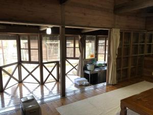 Zimmer mit Glastüren und einem Zimmer mit Tisch in der Unterkunft Tabino Camping Base Akiu Tree House - Vacation STAY 23969v in Yumoto