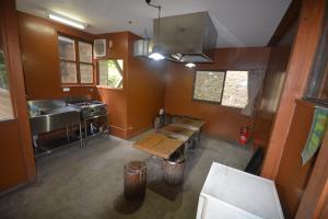 湯元にあるTabino Camping Base Akiu Tree House - Vacation STAY 23969vの木製テーブル付きのキッチンのオーバーヘッドビュー