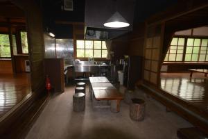 pokój z drewnianym stołem i ławkami w obiekcie Tabino Camping Base Akiu Tree House - Vacation STAY 23971v w mieście Yumoto