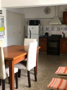皮科將軍鎮的住宿－AlquilertemporarioGP，厨房配有木桌和白色椅子