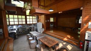 Tabino Camping Base Akiu Tree House - Vacation STAY 23972v في Yumoto: غرفة كبيرة مع طاولة ومطبخ