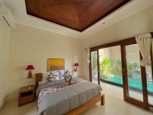 - une chambre avec un lit et une piscine dans l'établissement Villa magica 2, à Ubud