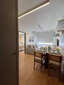 een keuken en een woonkamer met een tafel en stoelen bij Apartamento na Quadra do Mar com pisicina in Balneário Camboriú