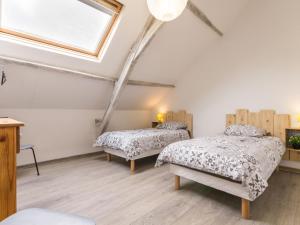 2 camas en una habitación con ventana en Gîte Vallons-de-L'Erdre, 4 pièces, 7 personnes - FR-1-306-873, en Vallons-de-l'Erdre