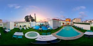 una piscina al aire libre con sillas y un complejo en Hotel Villa Del Mar, en Salinas