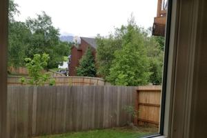 - une vue sur une clôture en bois depuis une fenêtre dans l'établissement Sweet Campbell Home Anchorage Alaska, à Anchorage