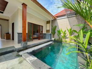 - une piscine en face d'une villa dans l'établissement Villa magica 2, à Ubud