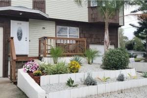 a garden in front of a house with plants at Comfy studio in Sarasota in Sarasota