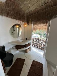 uma casa de banho com um lavatório e um espelho num quarto em Happy Coco Monkey em Ko Phangan