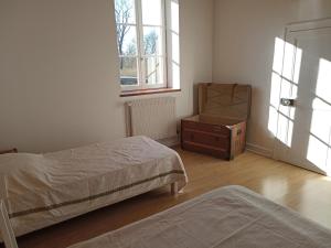 1 Schlafzimmer mit 2 Betten, einer Kommode und einem Fenster in der Unterkunft Gîte Arthon, 5 pièces, 8 personnes - FR-1-591-372 in Arthon