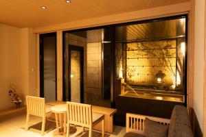 Zimmer mit einem Tisch und Stühlen sowie einem großen Fenster in der Unterkunft Aristo Bldg 3rd floor - Vacation STAY 23025v in Nara