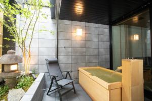 een badkamer met een stoel en een bad bij Aristo Bldg 3rd floor - Vacation STAY 23025v in Nara
